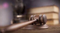 Суд над журналистом Адилбековым: потерпевшего вице-министра приведут на заседание принудительно
