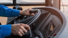 В Шымкенте женщина погибла, выпав из автобуса: водитель резко затормозил из-за напавшего на него пассажира