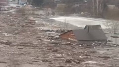"Ловили на лодках". В СКО жители пытаются вернуться в свои дома, откуда ещё не ушла вода