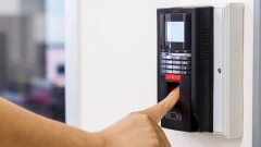 В десятки казахстанских школ теперь можно входить, сканируя ладони