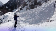 Снежная лавина сошла на дорогу в Алматинской области