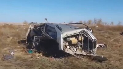 Две легковушки и грузовик попали в ДТП в Актюбинской области. Погибли два человека