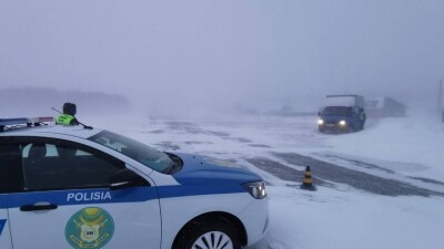 Около 80 фур застряли на трассе в СКО из-за бурана