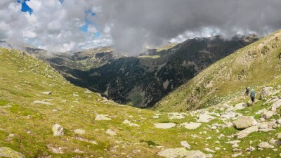 Не парковаться возле деревьев и не ходить в горы просят алматинцев из-за непогоды