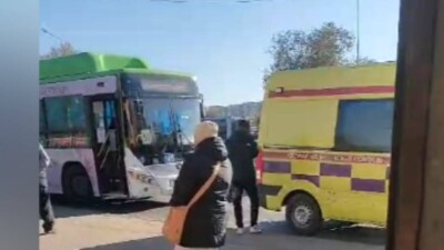 Два автобуса столкнулись в Актобе: пострадавших забрали на "скорой"