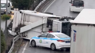 Мусоровоз перевернулся в Алматы: пострадали водитель и его пассажир