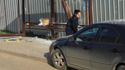 В Астане автомобиль въехал в автобусную остановку, пострадали люди