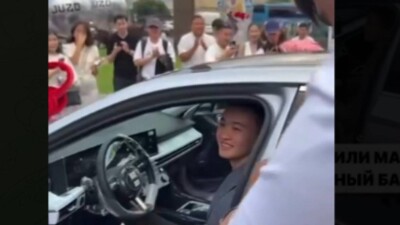 Машину и 500 тысяч подарили выпускнику, который набрал 140 баллов на ЕНТ