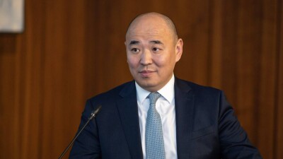 Шарлапаев призвал граждан покупать всё казахстанское, но не назвал производителя своего костюма