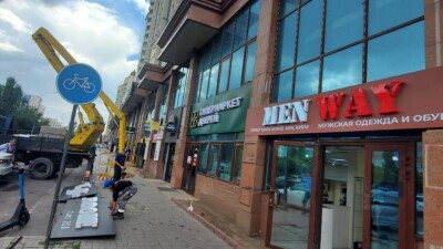 Демонтаж вывесок в Астане: в акимате ответили на жалобу об оставленном после работ мусоре