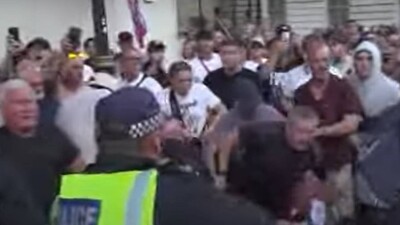Беспорядки в Великобритании: казахстанских студентов просят не посещать места массового скопления людей