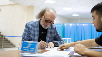 Спортсмены, певцы и Мисс Алматы: известные казахстанцы голосуют на референдуме по АЭС