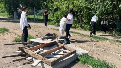 Кто соберёт больше мусора: акцию "Біз таза ел үшін" провели в Уральске