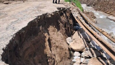 Грунт обвалился на дороге возле плотины "Аксай" в Алматы