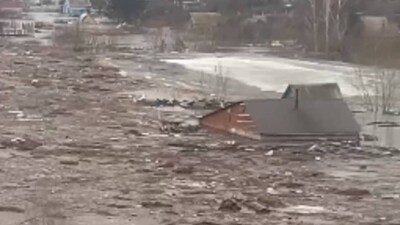"Ловили на лодках". В СКО жители пытаются вернуться в свои дома, откуда ещё не ушла вода