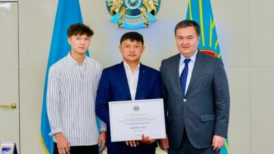 Два млн тенге вручили мужчине, который спас девочку из горящей квартиры в Астане