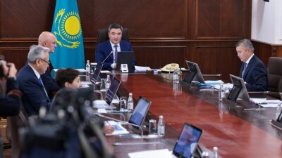 План не выполняется: Бектенов поручил усилить поиск предприятий для релокации производств в Казахстан