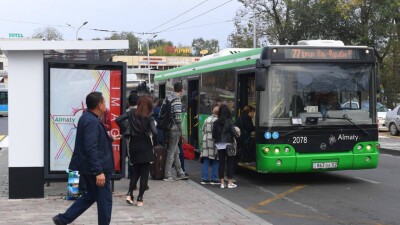 Почему алматинцы, несмотря на финансовую выгоду, не пересаживаются на общественный транспорт, выяснили эксперты