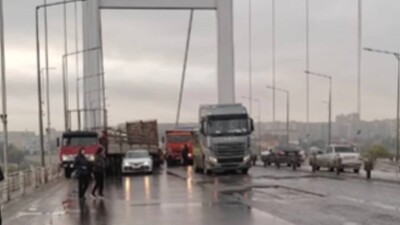 В Семее парализовало движение: люди бросают машины и идут пешком из-за ДТП на мосту