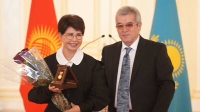 Роза Рымбаева получила звание "Народный артист Кыргызской Республики"