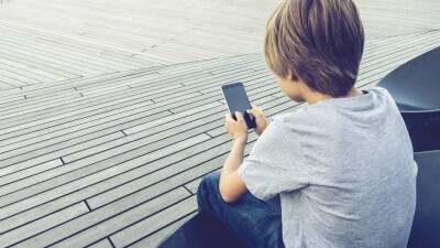 Франция проведёт эксперимент по запрету мобильных телефонов в школах