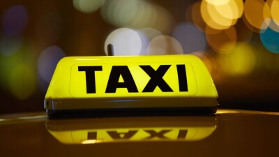 Собирался открыть таксопарк: мошенник продал автомобили своих знакомых и присвоил деньги