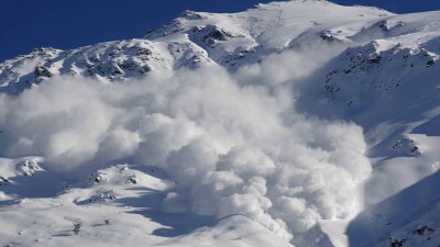 О снежных лавинах в горах Алматы предупредили в МЧС