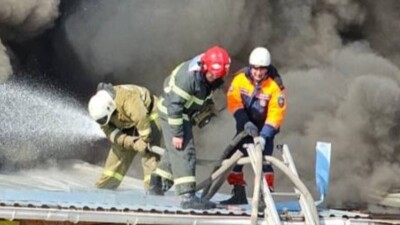 На рынке в Таразе тушат склады: огонь охватил 350 квадратных метров