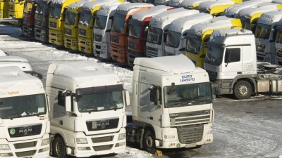 Большегрузы продолжают портить дороги: 800 тысяч машин никак не контролируют