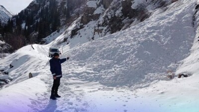 Снежная лавина сошла на дорогу в Алматинской области