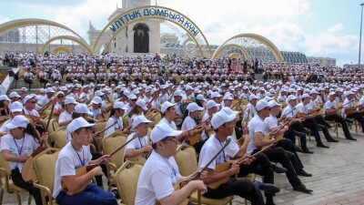 "Домбру называют харамом, а Абая Кунанбаева − акимом". Депутат обеспокоен утратой национальных ценностей