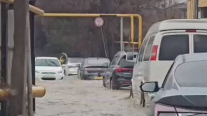 В Алматы после дождя залило водой шесть участков улиц. В акимате назвали причину