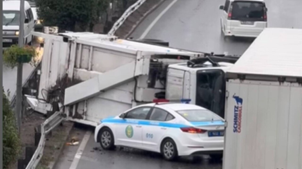 Мусоровоз перевернулся в Алматы: пострадали водитель и его пассажир