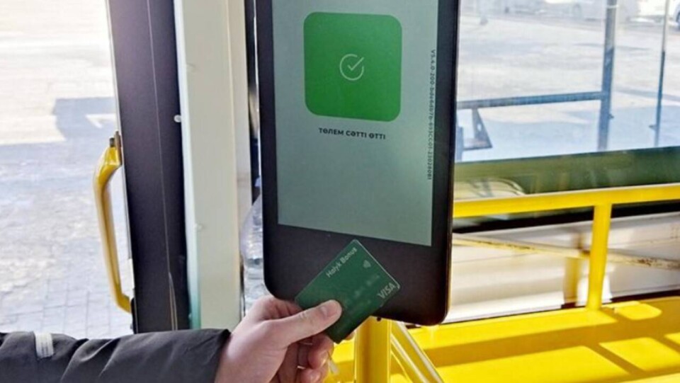 В автобусах Астаны теперь можно оплачивать проезд банковской картой
