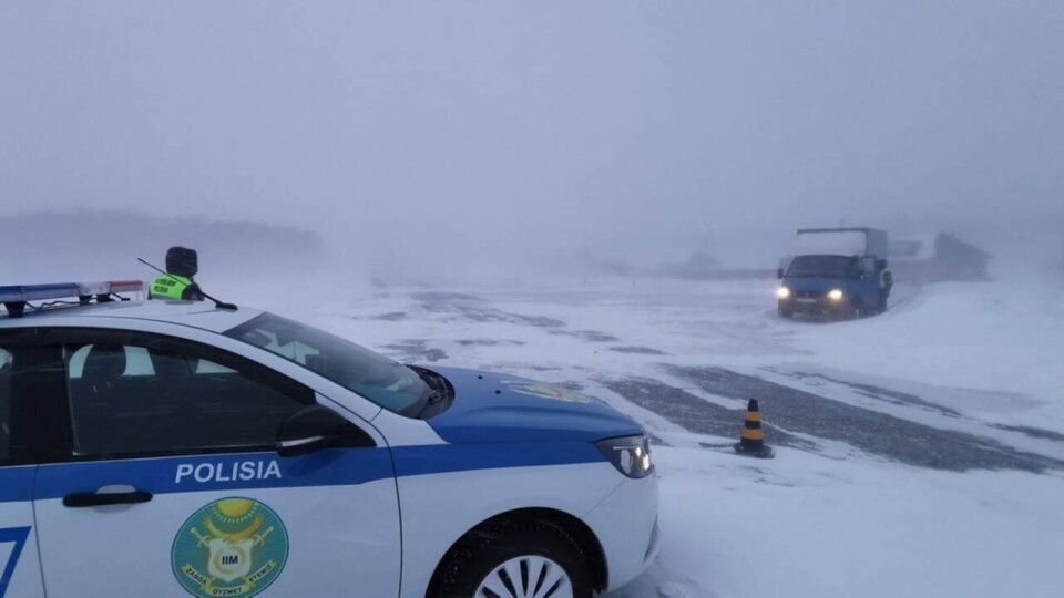 43 участка автодорог в восьми регионах Казахстана закрыли из-за плохой погоды