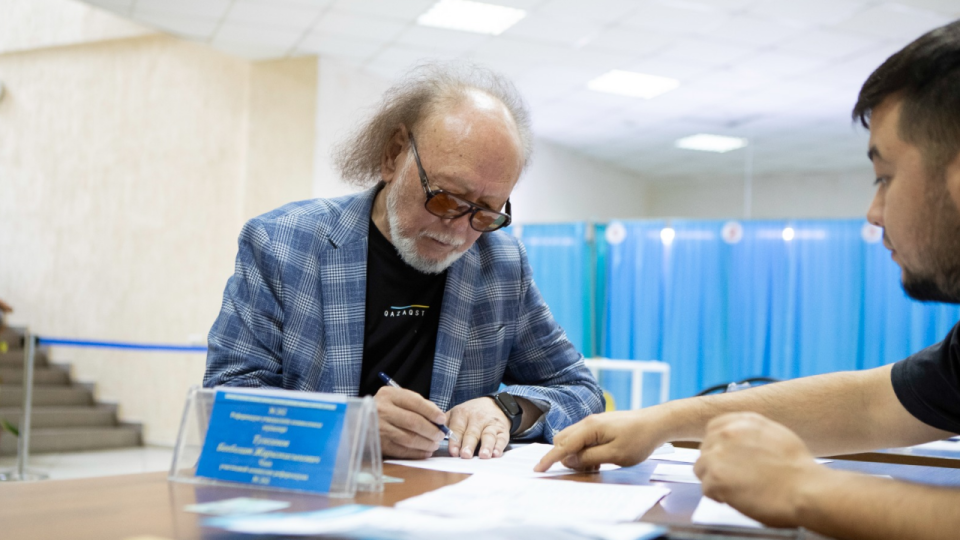 Спортсмены, певцы и Мисс Алматы: известные казахстанцы голосуют на референдуме по АЭС