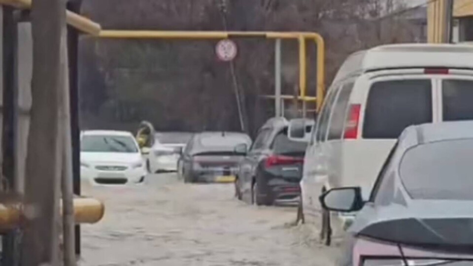 В Алматы после дождя залило водой шесть участков улиц. В акимате назвали причину