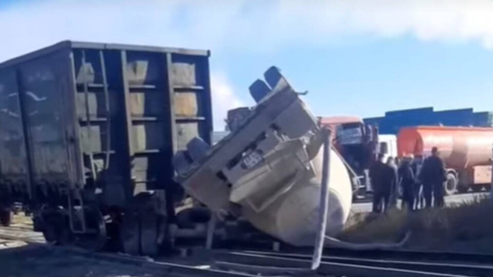 ДТП на железнодорожных путях в Астане: столкнулись тепловоз и бетономешалка