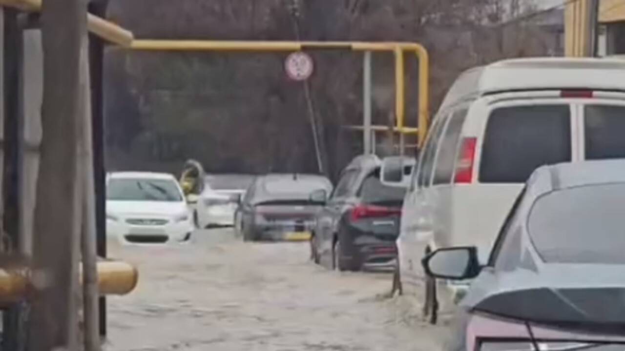 В Алматы после дождя залило водой шесть участков улиц. В акимате назвали причину