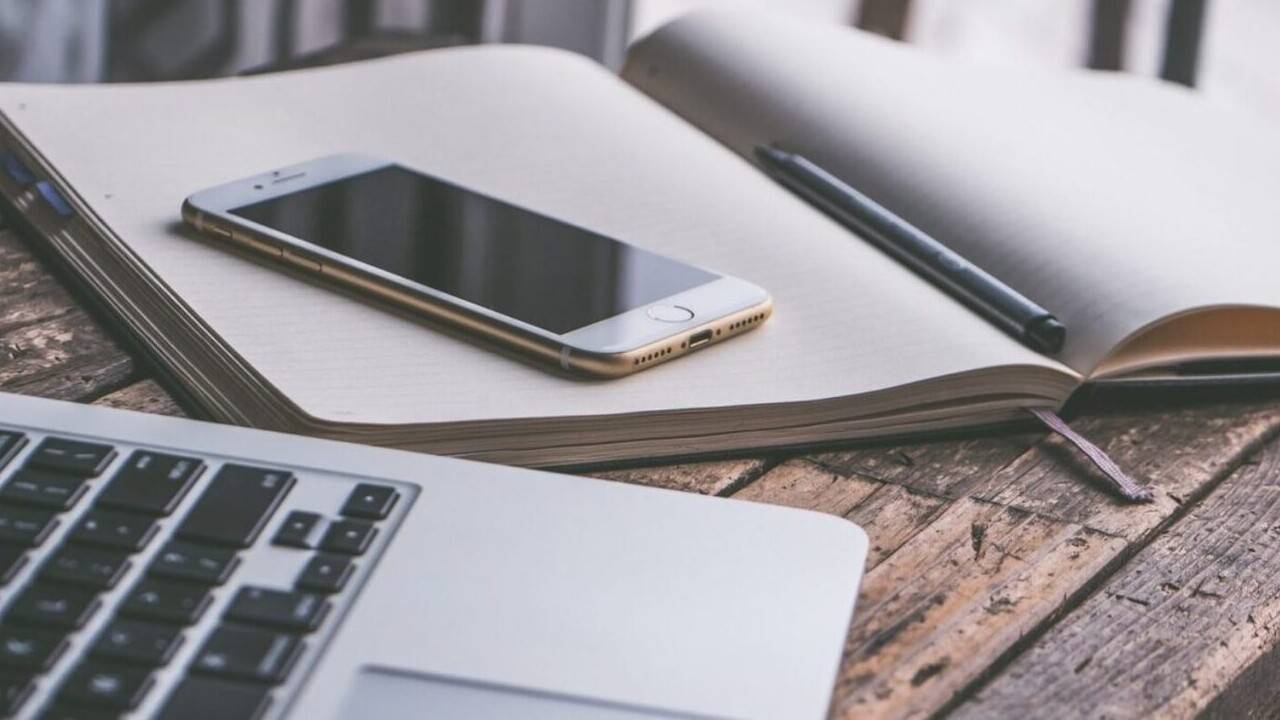 Мектеп оқушыларына сабақта телефон пайдалануға тыйым салынады: заң Тоқаевқа қол қоюға жіберілді