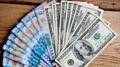 Биржада доллардың теңгеге шаққандағы бағамы тағы да құлдырады