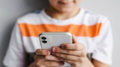 Қытайда балалардың интернетте екі сағаттан артық уақыт отыруына тыйым салынбақ