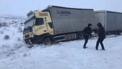 Ақтөбе облысында екі оқушы мен мұғалім жол апатынан қаза тапты