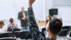 Алаяқтарға грант үшін ақша төлеген Ақтау тұрғындары университет алдына  жиналды