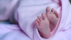 Таразда түсік тастауға келген әйелдің баласын сатқан екі акушер 8 жылға сотталды