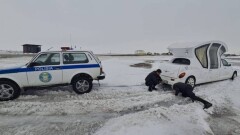 Учаскелік инспектор қар құрсауында қалған лимузинді шығарып алды: көлікте жаңа туған сәби мен анасы болды