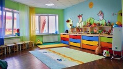 Оралдағы балабақшада төрт бүлдіршін мен тәрбиешінінің үстіне шкаф құлады