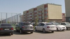 Алматыда көпқабатты үй тұрғындары көлік тұрағына қол жеткізе алмай жүр