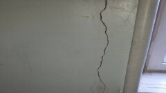 Алматы облысында оқушылар қабырғалары сөгілген мектепте білім алып жатыр
