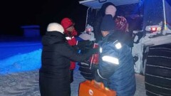Қар қалыңдығы 1,5 метр: ШҚО-да қар құрсауында қалған жүкті әйелді құтқарушылар ауруханаға жеткізді